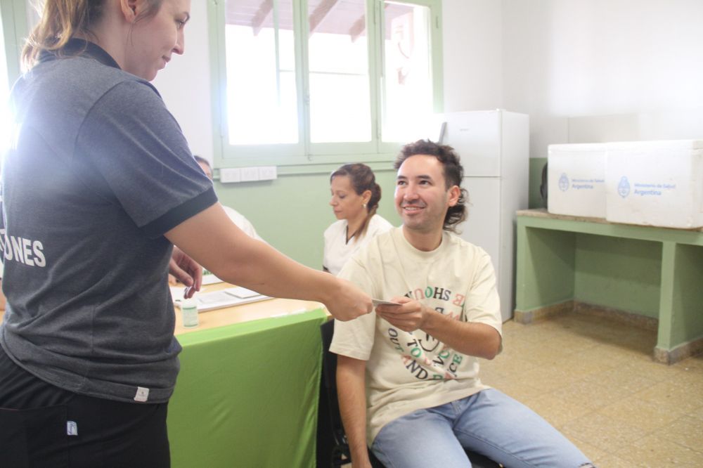 Extienden la vacunación contra el dengue a otras localidades del interior y dan turnos