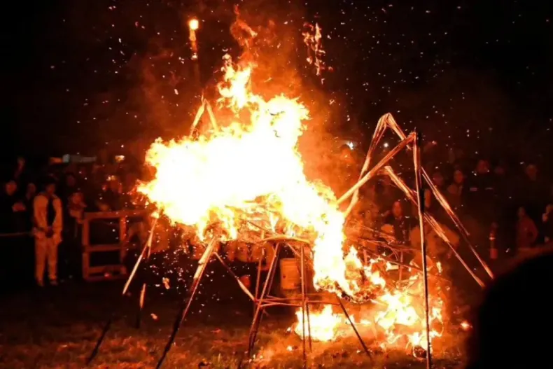 Festividad de San Juan Bautista: quemaron un «mosquito» para ahuyentar el dengue