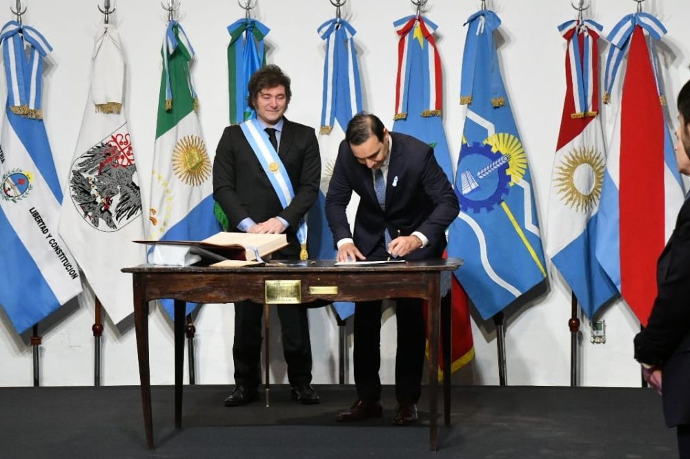 Valdés firmó el Pacto de Mayo en pos de “construir un país y un futuro mejor para todos los argentinos”