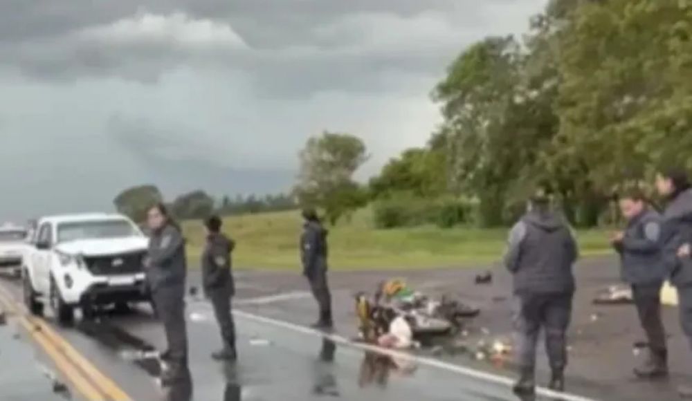 Tragedia en Ruta 12: Dos personas fallecieron tras un choque entre una moto y una camioneta