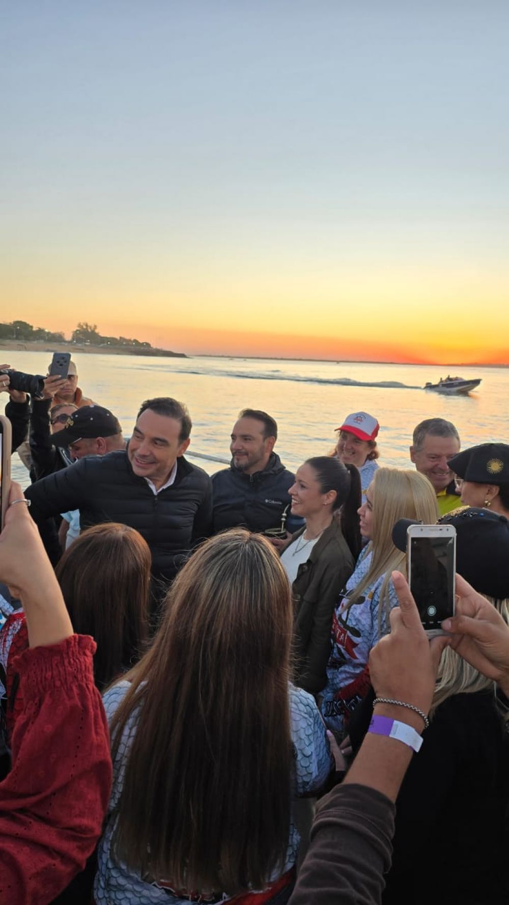Valdés desembarcó en Paso de la Patria para inaugurar la 60° Fiesta Nacional de la Pesca del Dorado