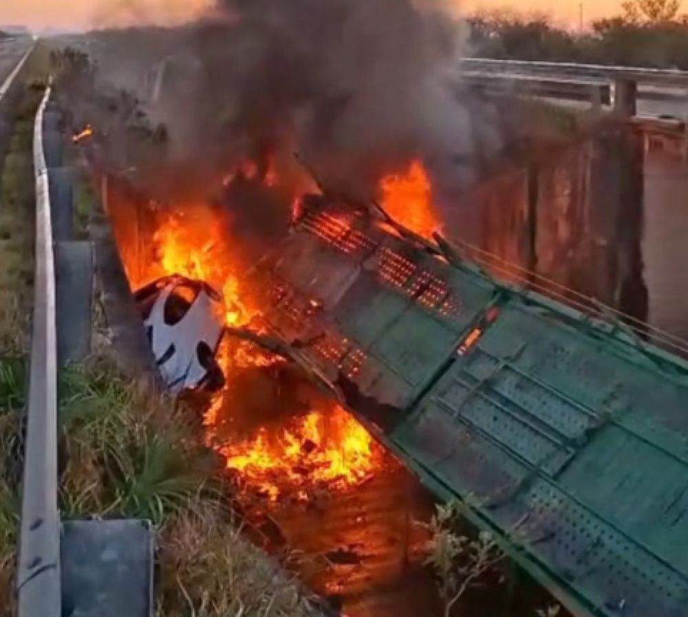 Volcó y se incendió un camión con autos 0 km en la Ruta 14. Falleció el chofer