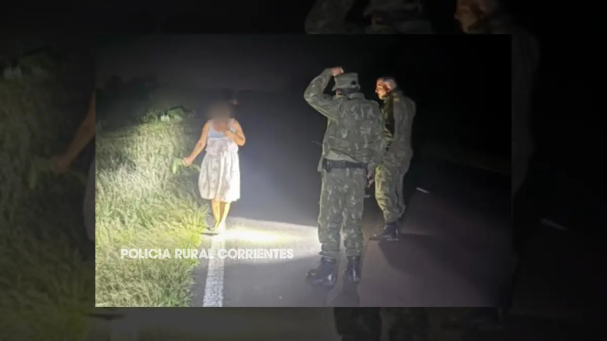 Auxiliaron a una mujer que deambulaba desorientada sobre una ruta de Corrientes
