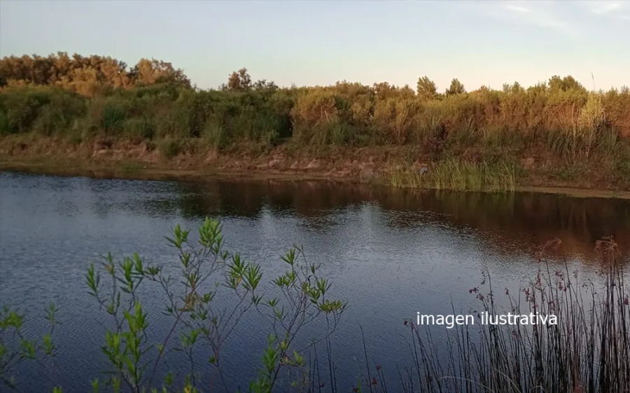 Adolescente jugaba en el río, lo arrastró la corriente y desapareció